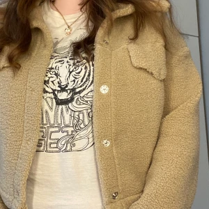 Teddy jacket  - Denna teddyjacket är inte längre min stil så jag tänker att den används mer hos någon annan. Skulle säga att denna passar M,L och eventuellt XL ! är originellt från Gina tricot. säljer för 145kr+frakt 💕 hör av dig vid intresse! ❣️