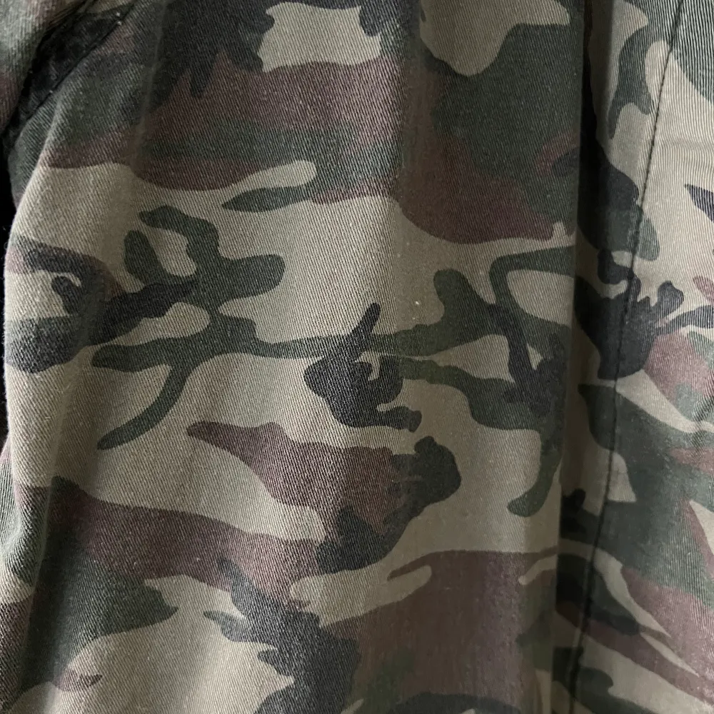 Säljer en så fin kamouflage jacka från river island☺️ den är vintage. Jackor.