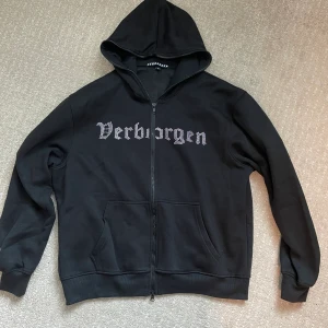 Verborgen Rhinestone hoodie  - Säljer min rhinestone hoodie från verborgen. Den är använd 1 gång och den är exakt som ny!  Nypris 900kr  Hör av dig om du har frågor