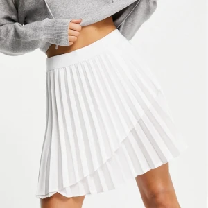 Kjol - Säljer min fina vita kjol från Stradivarius! 