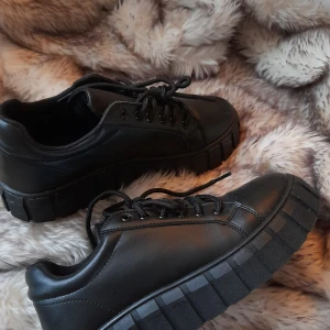 Skor  - Skit balla skor från nelly, använda endast 2 gånger  Har liten plato💕🌼 Strl 40 men passar mig slm har 39<33