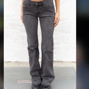 svarta brandy melville jeans - helt oanvända med lappen kvar, nyskick. innerbenslängd 80 cm midjemått 70 cm