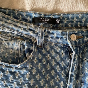 Jaded london jeans  - Säljer dessa sparsamt använda jaded london jeans. Nypris 988kr. Passar perfa på både kille och tjej. Produktnamn: Light blue distressed skate jeans