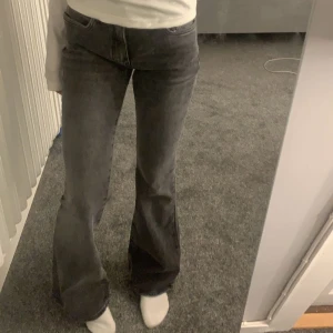 Gråa utsvänga jeans - Säljer mina gråa utsvängda jeans! Köpte de för inte alls länge sen men kommer inte komma till användning, köptes för 500kr. Är många intresserade blir det budgivning ❤️