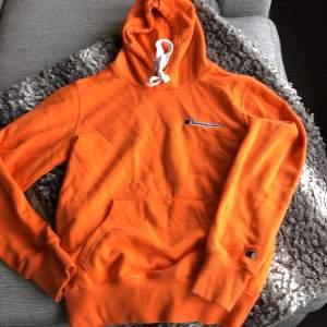 Passar 11-13 år ny skick använd en gång. Champion hoodie Xs orange.