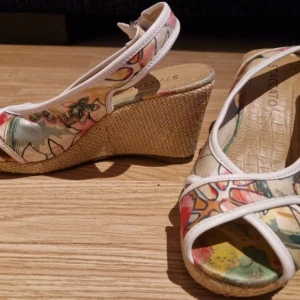 Strl 36 sandaler Staccato  - Skor storlek 36, fint skick.  Kilar mycket bekväma   skor behöver rengöras, de låg i en påse med andra skor, så de kan vara smutsiga eller dammiga, mycket bra skick, perfekt skick eller nya skor., storlek 37 eller 37,5 och alla skor passar 24 cm eller 23,