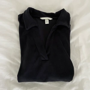 Frottétröja från hm - Säljer denna superfina frottétröjan!!! Sparsamt använd och i nyskick🥳