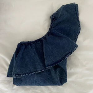 One shoulder top jeanstyg - Säljer denna superfina jeanstoppen!!! Sparsamt använd och i nyskick🥳