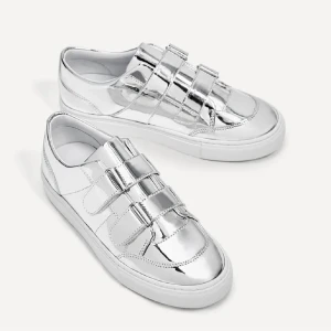 Sneakers - Säljer nu dessa skor eftersom de inte längre kommer till användning. De har lite defekter, de syns att de har blivit använda därav priset. Bara att fråga så kan jag skicka egna bilder.