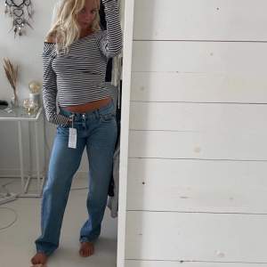 Säljer mina fina low waisted jeans från ginatricot som är helt slutsålda på hemsidan. Endast använda 2 gånger och är i bra skick😍🧡 Frakten ingår inte i priset