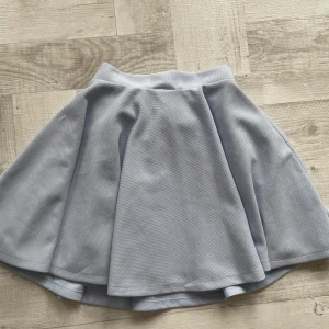 Blå kjol - Fick tyvärr ingen användning för denna fina kjolen, i topp skick💗