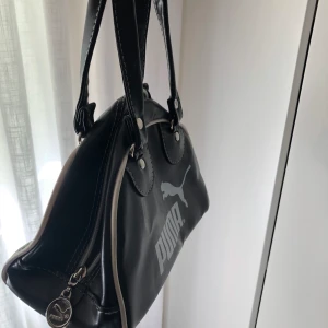 Puma handväska  - Söt puma handväska. I nyskick förutom en liten fläck inuti. Köpt på plick. Använd gärna köp nu! 