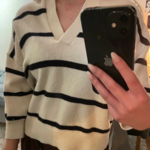 Jätte fin stickad randig tröja  - Jätte fin randig stickad tjocktröja med lite kortare armar, super fin och i jätte fint skick. Knappt använd och kommer tyvärr inte till användning 