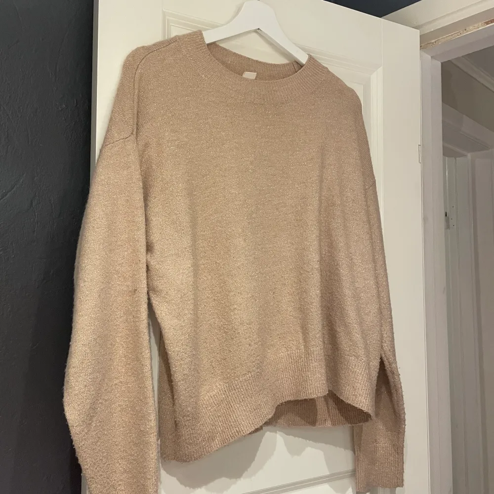 Fin Beige tröja från hm, knappt använd Kom privat för flera bilder💞. Stickat.