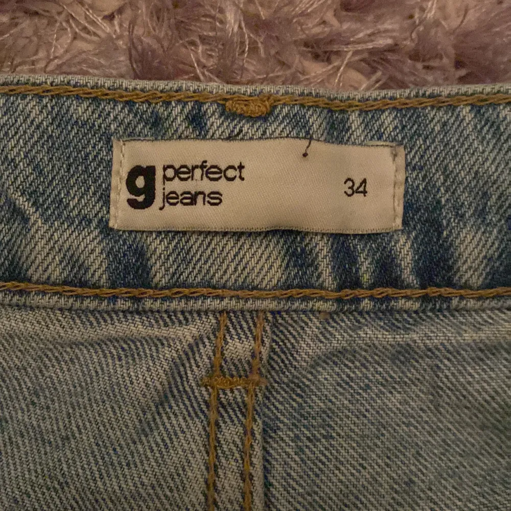 Säljer ett par Gina jeans I stl 34 med hål i, hålen är ganska slitna och är större än vad det var när man köpte dom. . Jeans & Byxor.