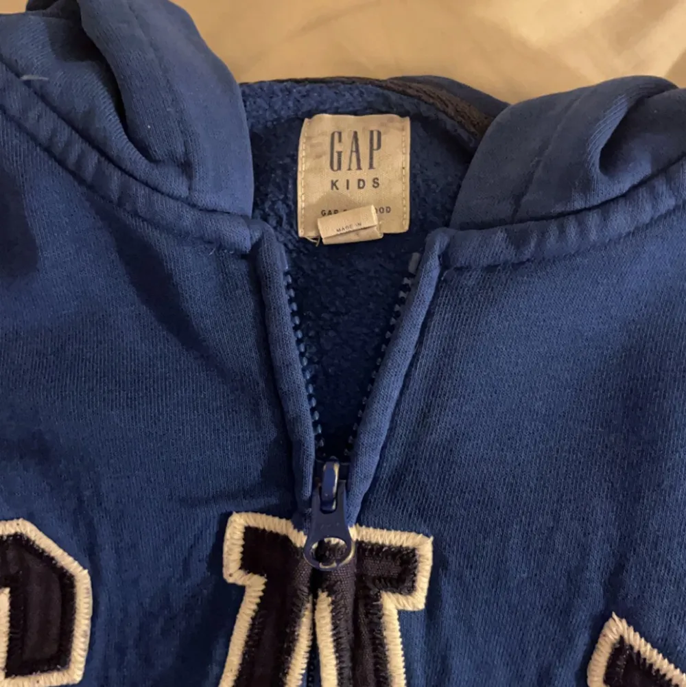 En blå zip hoodie ifrån GAP som är köpt här på Plick. Slutsåld överallt! Den är i XL i barnstorlek så som en XS/ liten S. Hör av er vid frågor eller liknande💕tryck inte på köp nu! (Första bilden är lånad) . Tröjor & Koftor.