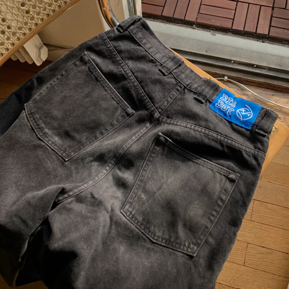 Big boy jeans i svart från Polar Storlek XS.  Använda men i mycket gott skick!. Jeans & Byxor.