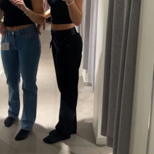 Low straight jeans - Säljer dessa populära low waist straight jeans som endast är använda en gång och säljs pågrund av att jag vill ha en mindra storlek! Jag är 178 cm lång och har storleken 30,32 400kr + frakt