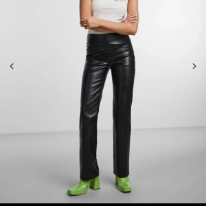 Skinnbyxor från pieces/ knappt använda!! - I fint skick, storlek S. Sitter väldigt snyggt på!