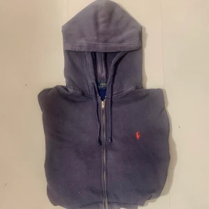 Märkligt blå Polo ralph Lauren zip up - Mörkblå polo zipup, I bra skick. storlek large, kan posta eller mötas upp i centrala Sthlm. Med mer frågor eller bilder är det bara att fråga på👍