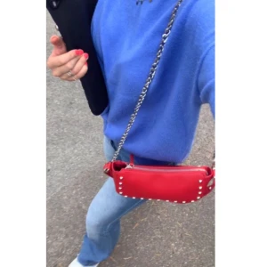 Röd väska med nitar 💃🏼 - Röd väska med snygga detaljer! Den är lite valentino inspirerad. Väldigt sparsamt använd så skicket är som nytt.☺️❤️