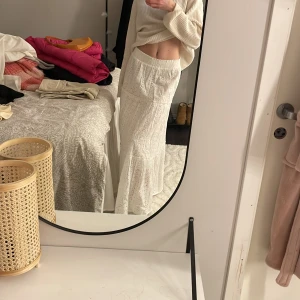 Långkjol - Så fin broderad långkjol från Nelly. Använd Max 3 gånger! Jag är 170 som referens💖