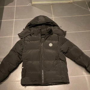 Trapstar puffer jacket  - Storlek:S  Skick: 9/10 endast använd ett fåtal gånger Säljer då det inte riktigt är min smak  Kan frakta och mötas upp 
