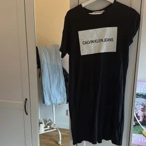 Calvin Klein klänning - Fint skick, använd 1 gång köpare står för frakt eller möts upp i Vänersborg.