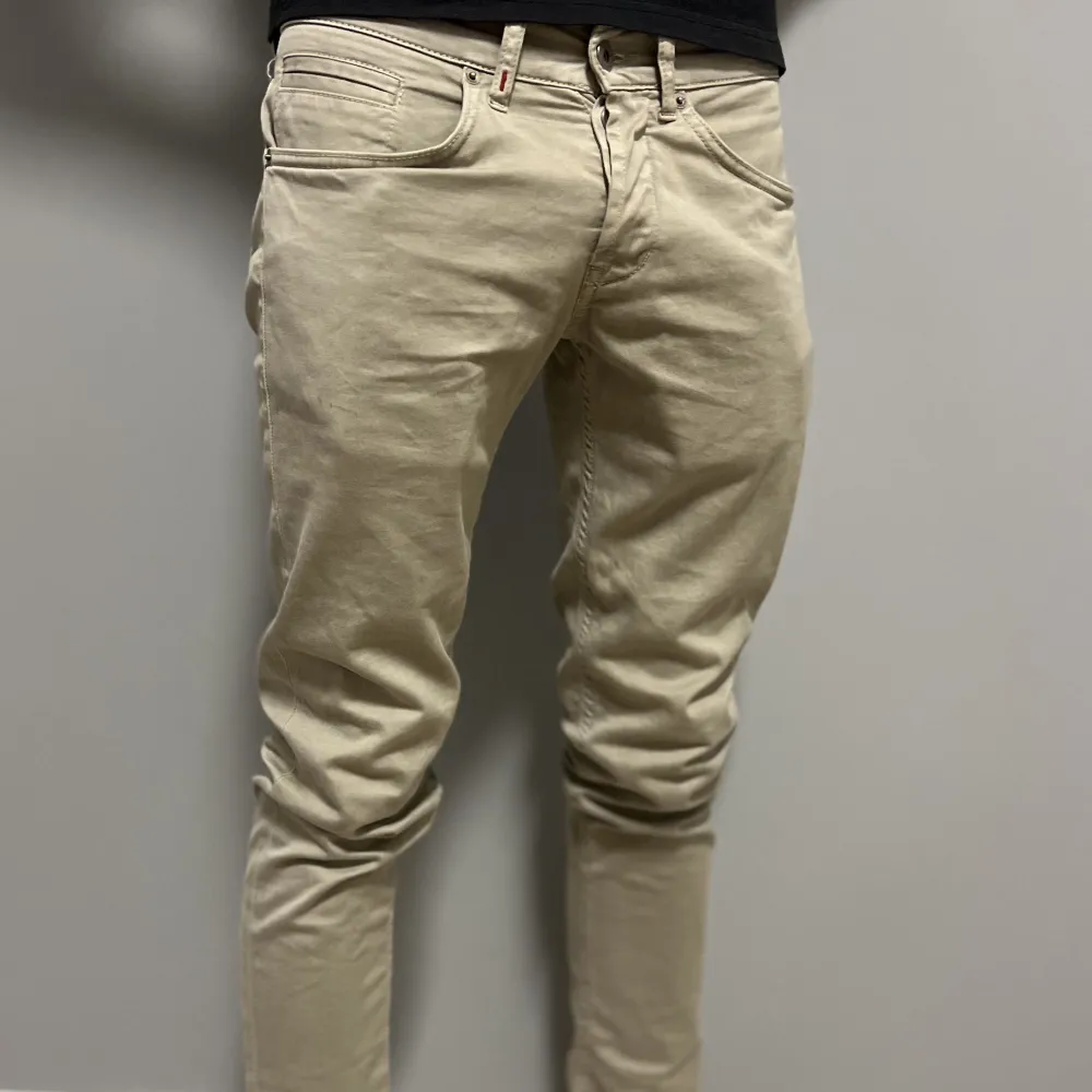 Ett par chinos / jeans från Dondup i strl 30. Jeans & Byxor.