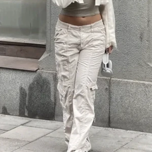 Cargobyxor Urban outfitters - (Bilder lånade av Alice Stenlöf)  Säljer dessa lågmidjade cargobyxorna från Urban outfitters i storlek M. Något små i storleken och passar mig som har 36/38. Köparen står för frakt❤️