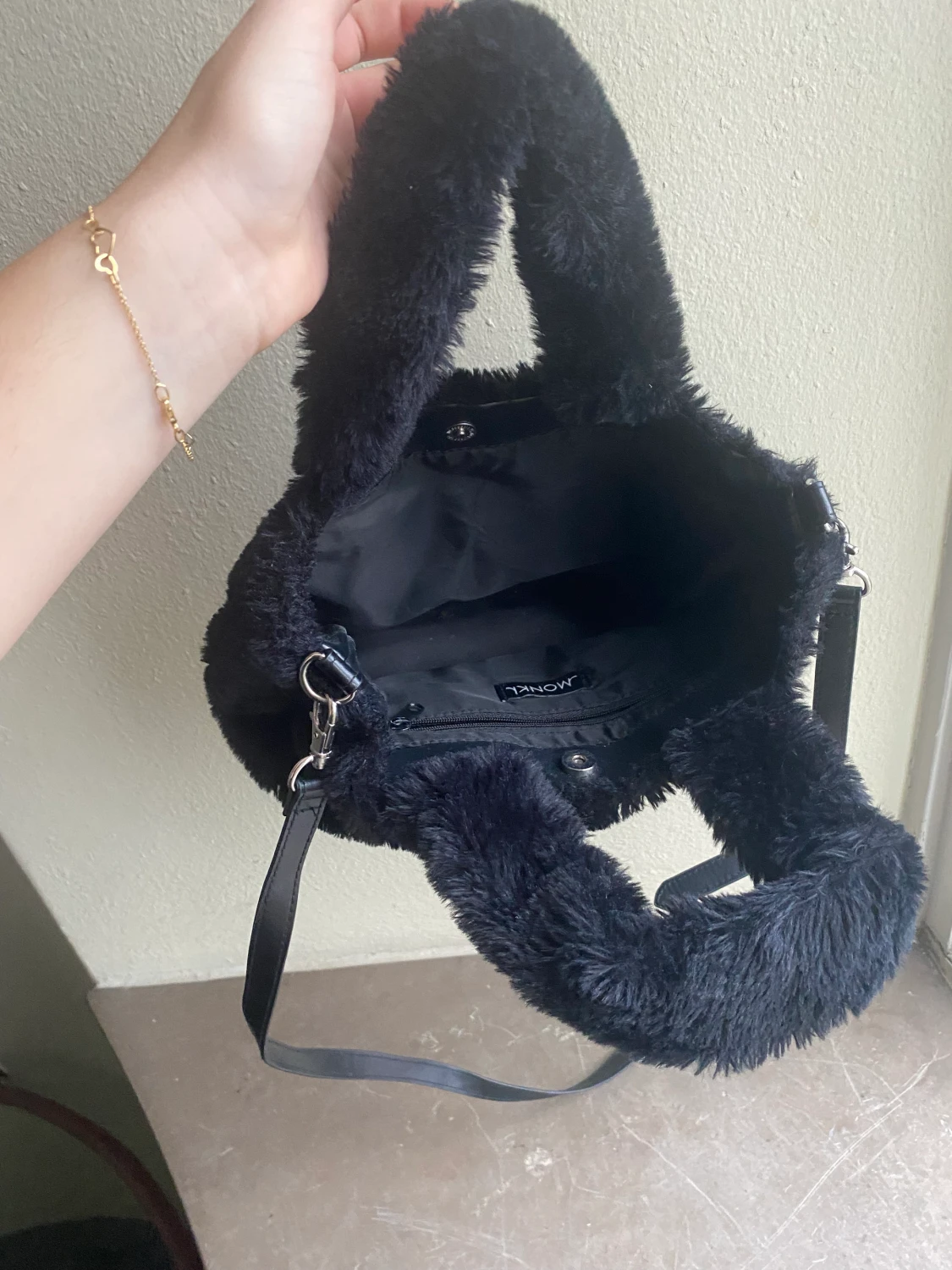 Fluffig svart väska, Monki  - 90