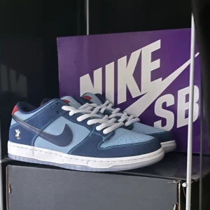 Nike SB dunk low why so sad - 🦋Nike SB dunk low why so sad? 🦋✅Box, kvitto, extra skosnören finns ✅🎸Helt nya och alldrig använda 🎸⚡️Vid frågor/bilder är det bara att kontakta mig ⚡️📦Kan fraktas eller mötas upp i Stockholm 📦💙Pris kan diskuteras vid snabb affär 💙