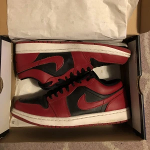 Jordan 1 low reverse bred  - Säljer mina reverse bred, andvända fåtal gånger fortfarande i fint skick, kartong medföljer samt kvitto. Nypris 3680 kr