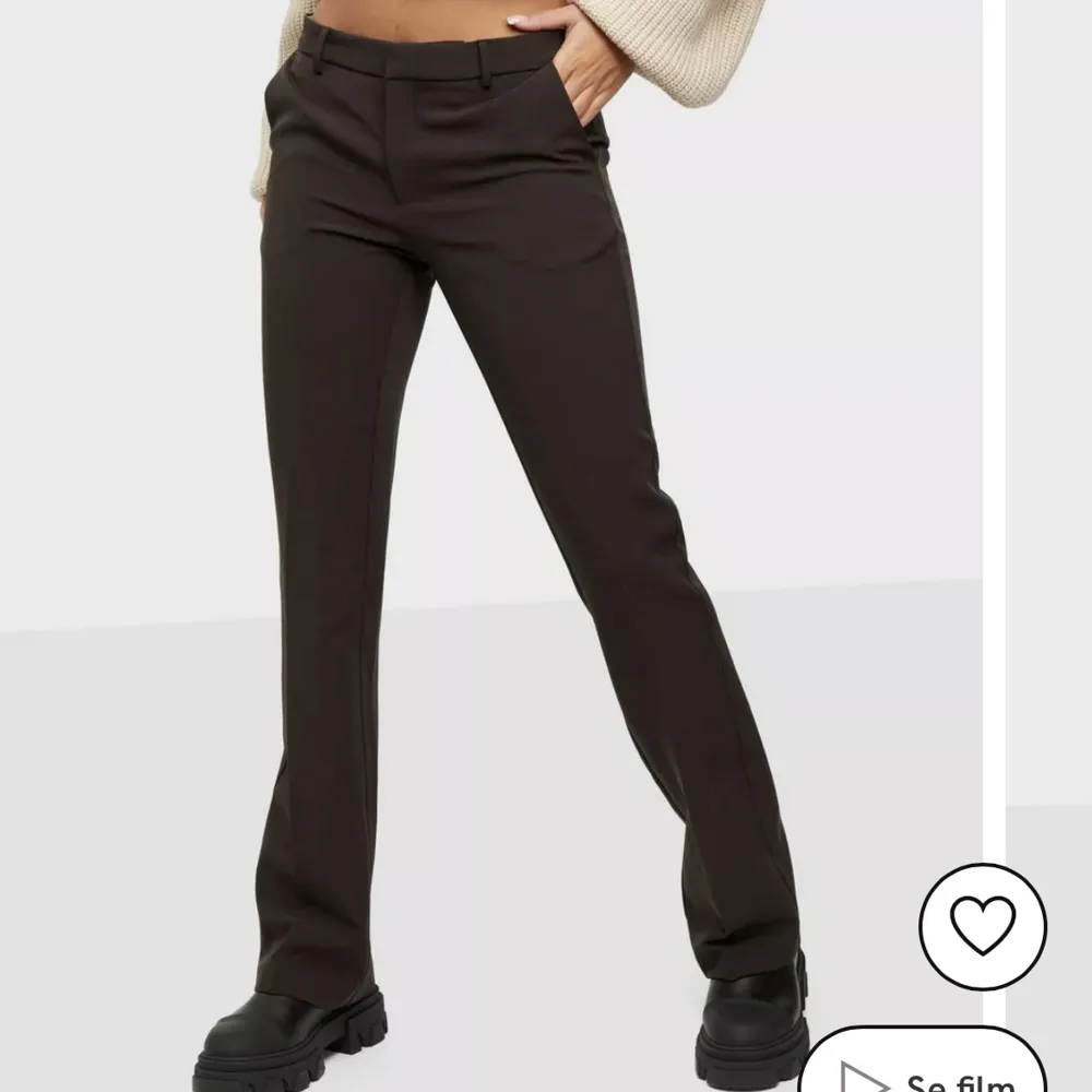 Kostymbyxor i brun, strl M men jag skulle säga att dom är lite små i storleken. Helt oanvända! Ord pris 699 🫶🏻. Jeans & Byxor.