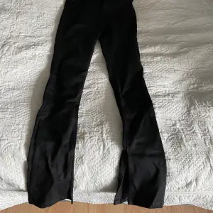 Svarta Jeans från Nelly storlek 40/M. Knappt använda, mycket bra skick! Otroligt stretchiga 