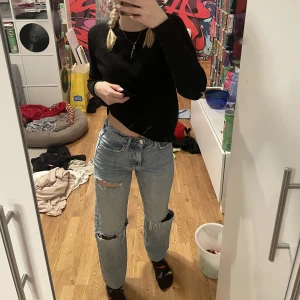 Håliga jeans  - Ljusblåa jeans med hål vid knäna och ett vid låter, sen är de även ett hål i vardera ficka, om ni kollar bild 3 så ser man att de är lite slitet, de ser ut så på båda fickorna och lite uppe i midjan, annars bra skick. Skriv för fler bilder! 