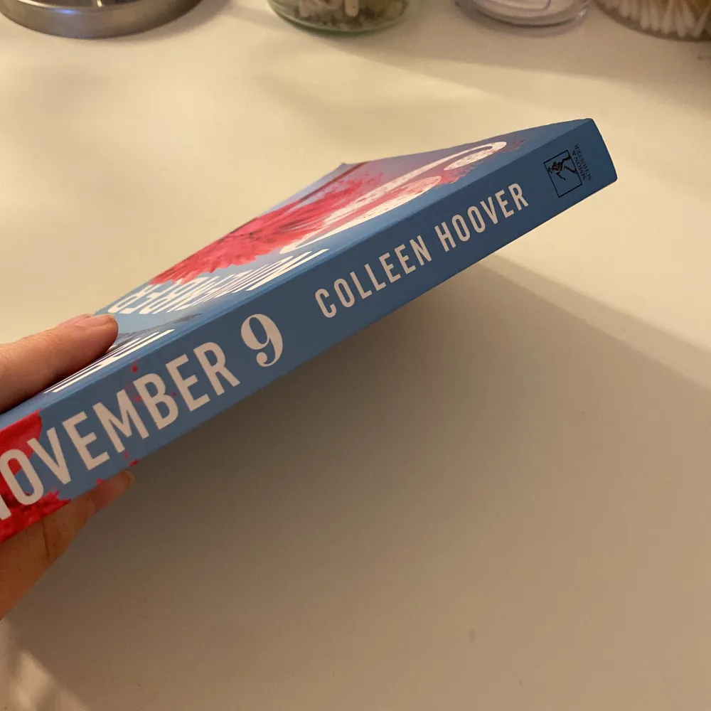 November 9 av Colleen Hoover, en super bra bok, ryggraden är INTE knäckt.  Köparen står för frakten. Betala med Swish. Övrigt.
