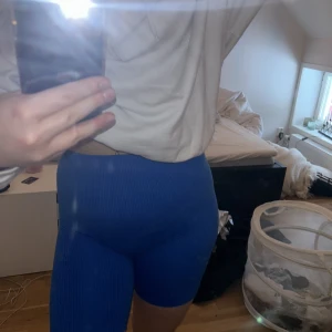 Cykelbyxor  - Blåa cykelbyxor från zara, jätteskönt material. Använda ett fåtal gånger. Köparen står för frakten!🫶🏼