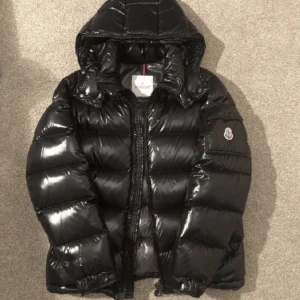 Moncler jacka - Söker denna jacka i XS-S i vilken färg som helst och pris kan diskuteras 