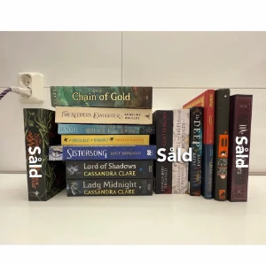 Pocket böcker på engelska  - Böcker fr.om 70kr. Majoriteteten är som nya då jag inte ens läst dem. Alla böcker är på engelska och även utlagda på bookis (frakt+ serviceavgift tillkmr). Det är bara och skriva privat för priserna elr bookis länken finns även nedan i kommentarsfältet 