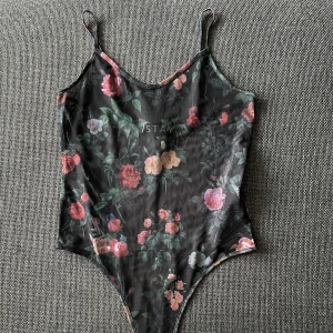 Flower bodysuit size s - The material is very stretchy, you can combine it with a pair of jeans or a cute skirt.