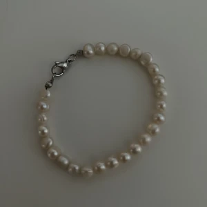 Sötvattens armband  - Ett så otroligt fint och simpelt armband, gjord av sötvattenspärlor. Man kan själv få välja storlek. Det tillkommer ringödlor och spänne så man kan justera det. Frakt tillkommer på 15kr