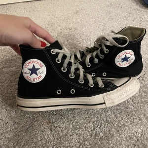 Converse  - Säljer mina älskade converse då dom inte kommer till någon användning längre! Dom är relativt använda som ni kan se på andra bilden! Annars inget fel på dom💕💕