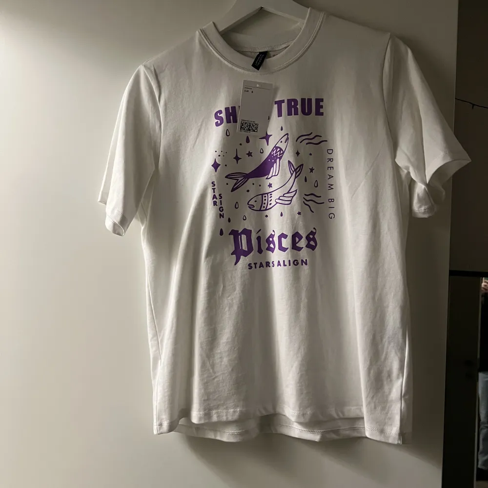 Söt t-shirt från hm Oanvänd, prislapp kvar  Säljer då den inte kommer till användning  . T-shirts.