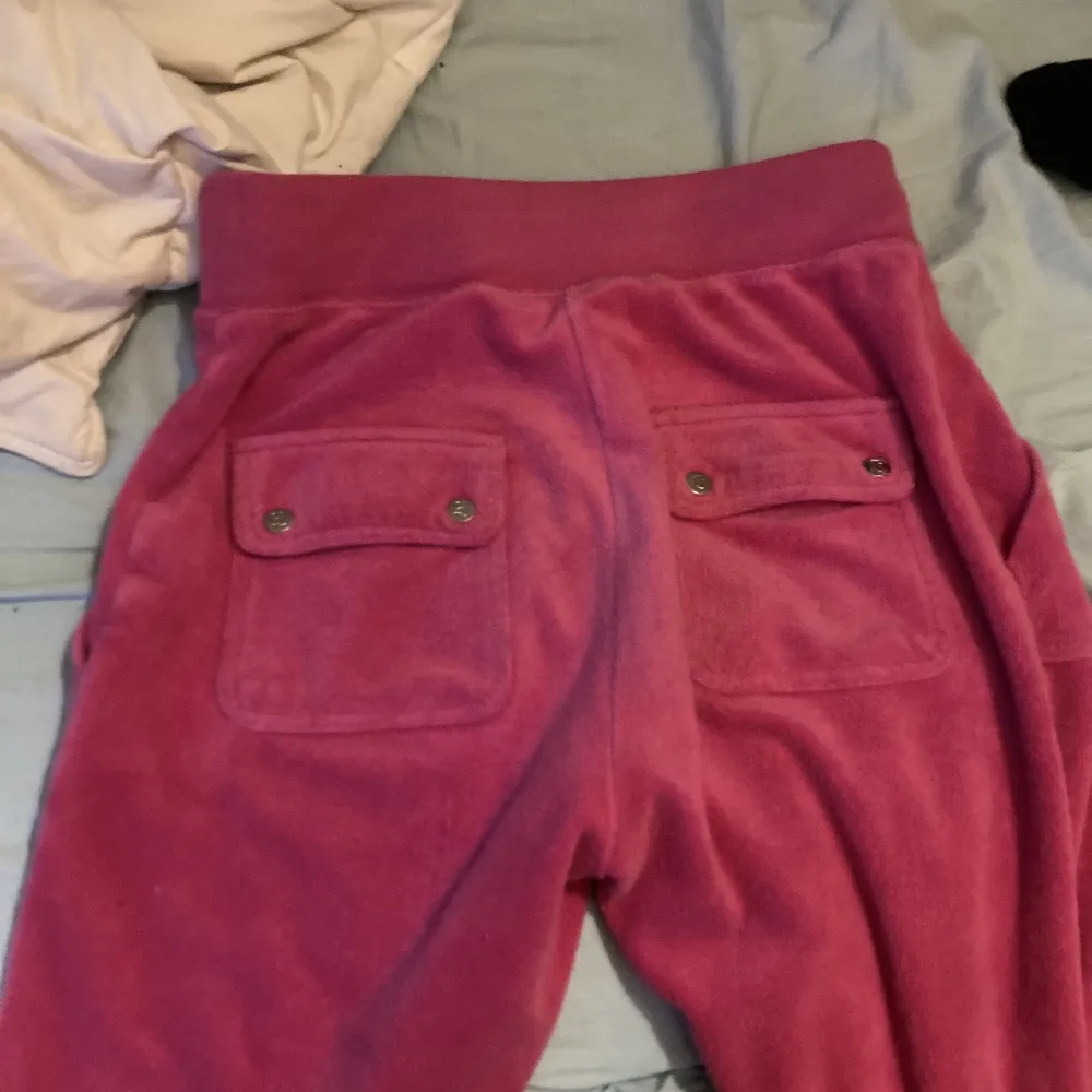 Hej! Säljer dessa fina rosa juicy byxor💕De saknar dock de där metall grejerna på snörena, Skulle  Kunna tänka mig att byta mot ett par andra i XS färg spelar ingen roll men helst grön elr röd💗. Jeans & Byxor.