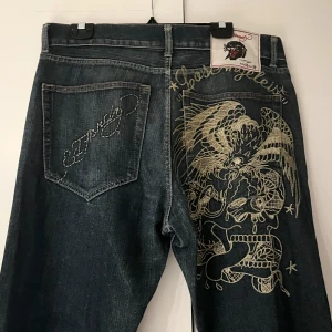 Ed Hardy Jeans - Ascoola ed hardy jeans i storlek w36. Midjemått: ca 94cm | Längd från toppen: ca 110cm. Jeansen har lite slitage längst ned men annars inget anmärkningsvärt. Älskar dom mer än allt men dom passar inte så blir att sälja :(  
