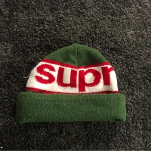 supreme mössa - asfet supreme beanie perfekt för i vinter! köpt för 800kr, säljer för 500!!! mössan kommer med en vit boll som egentligen ska sitta uppepå, kan sätta dit den innan jag skickar ifall det önskas💯🙏💕