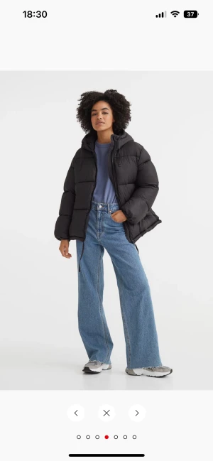 Puffer jacket storlek s - Säljer min svarta pufferjacket från hm som är köpt iår, använd kanske 2 gånger. Slutsåld i xs,s och m på hemsidan. Nypris 499kr.