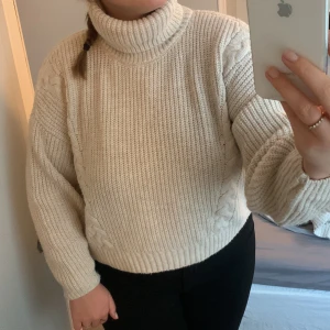 Stickad polo - Beige stickad polotröja, använd någon gång så väldigt fint skick!