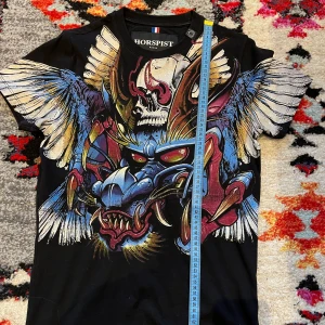 Horspist Dragon Tshirt strl M - En lagomanvänd Tshirt från märket horspist, köpt i trelupi vid masthugget för 1500kr, önskan om fler bilder? Skriv gärna till mig
